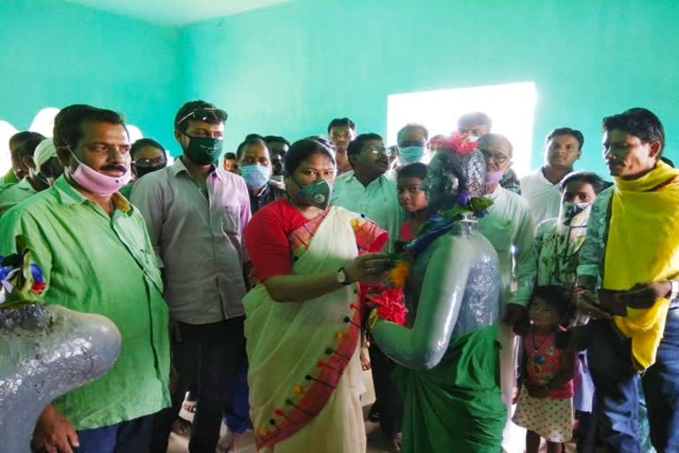 MLA garlanded statue of Sido-Kanhu on occasion of Hul Day in dumka