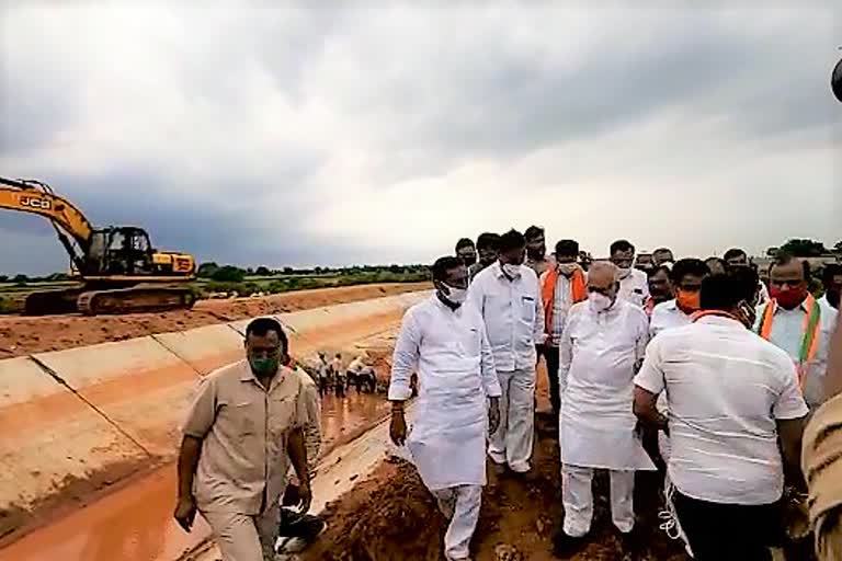 bjp-former-mp-vivek-on-kondapochamma-sagar-reservoir-right-canal-breaks-down