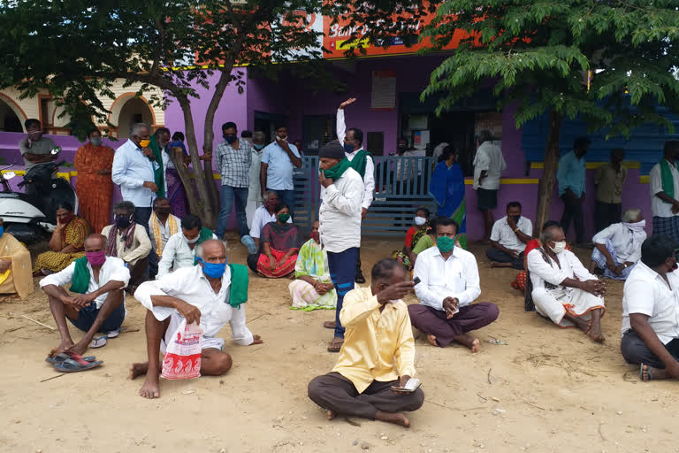 Mandya farmers protest against bank