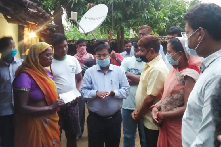 Collector gave Relief fund of Rs 4 lakh to family in jashpur