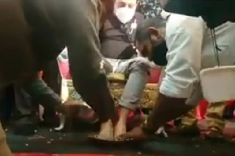 MLA Zameer Ahmed Khan worship, MLA Zameer Ahmed Khan foot worship, MLA Zameer Ahmed Khan worship issue, MLA Zameer Ahmed Khan worship issue news, ಶಾಸಕ ಜಮೀರ್ ಅಹ್ಮದ್ ಖಾನ್​ಗೆ ಪೂಜೆ, ಶಾಸಕ ಜಮೀರ್ ಅಹ್ಮದ್ ಖಾನ್​ಗೆ ಪಾದ ಪೂಜೆ, ಶಾಸಕ ಜಮೀರ್ ಅಹ್ಮದ್ ಖಾನ್​ಗೆ ಪಾದ ಪೂಜೆ ವಿವಾದ, ಶಾಸಕ ಜಮೀರ್ ಅಹ್ಮದ್ ಖಾನ್​ಗೆ ಪಾದ ಪೂಜೆ ವಿವಾದ ಸುದ್ದಿ,