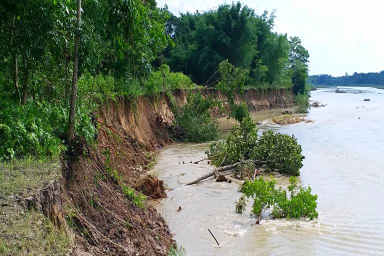 মটঙা নদীয়ে সৃষ্টি কৰিছে ব্যাপক গৰাখহনীয়া