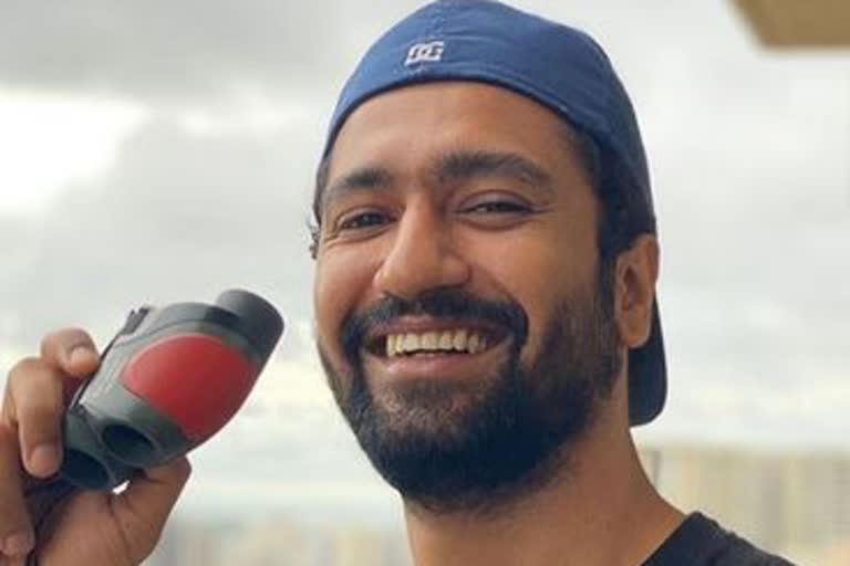 vicky kaushal with binocular