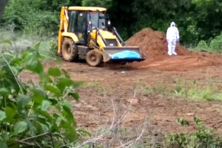 Inhuman funeral of Corona infected.Funeral through JCB:  video viral