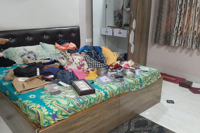 Thieves steal 8 lakhs from home in korba