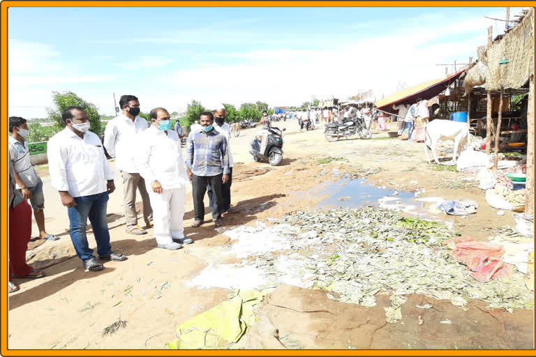 pathuru and cheruvukatta markets are examined by MLA Anantha Venkataramireddy at anathapur district