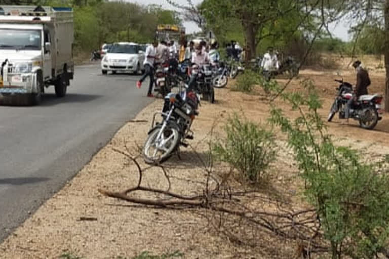 Mini tanker hit the bike, मिनी टैंकर ने बाइक को मारी टक्कर