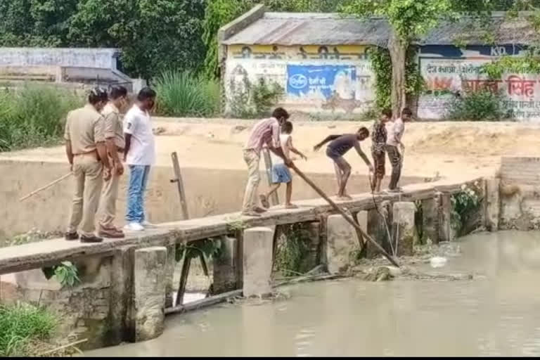 2 cops shunted for getting children to pull out body from canal in Uttar Pradesh