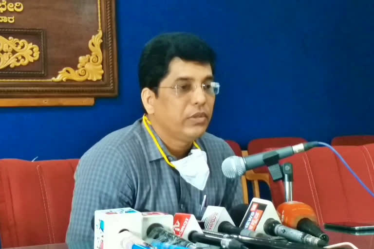 corona patient died, corona patient died by cardiac arrest, corona patient died in Uttara Kannada, karwar corona patient died, karwar corona patient died news, ಕೊರೊನಾ ಸೋಂಕಿತ ಸಾವು, ಹೃದಯಾಘಾತದಿಂದ ಕೊರೊನಾ ಸೋಂಕಿತ ಸಾವು, ಉತ್ತರಕನ್ನಡದಲ್ಲಿ ಹೃದಯಾಘಾತದಿಂದ ಕೊರೊನಾ ಸೋಂಕಿತ ಸಾವು, ಕಾರವಾರದಲ್ಲಿ ಕೊರೊನಾ ಸೋಂಕಿತ ಸಾವು, ಕಾರವಾರದಲ್ಲಿ ಕೊರೊನಾ ಸೋಂಕಿತ ಸಾವು ಸುದ್ದಿ,