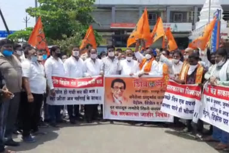 nagpur latest news  nagpur shivsena agitation  petrol diesel hike  agitation against fuel hike  MP krupal tumane news  खासदार कृपाल तुमाने न्यूज  नागपूर शिवसेना आंदोलन  इंधन दरवाढीविरोधात सेना आंदोलन