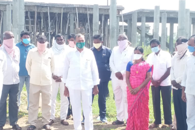 mla gandra venkata veeraiah has started a fertilizer buying center in Bhupalapally