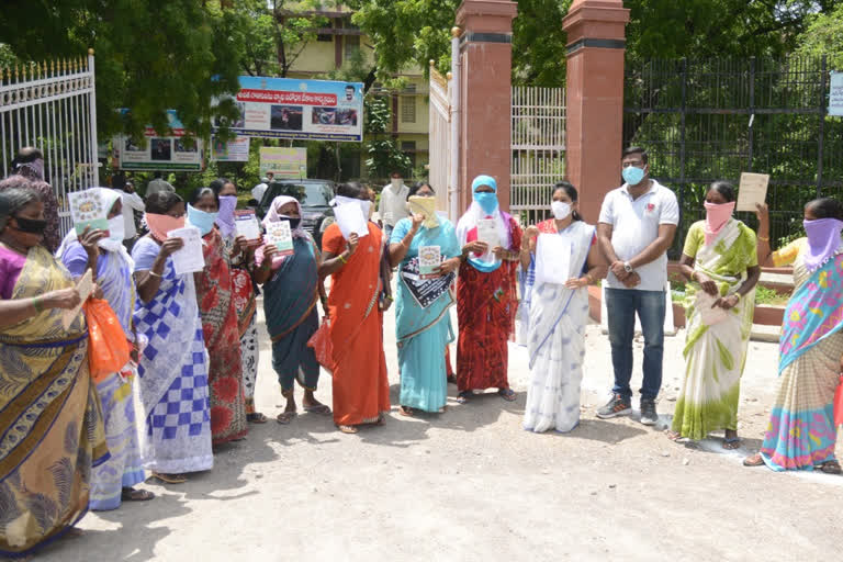 protest at karimnagar collectorate for jobs by emplyment guarantee workers