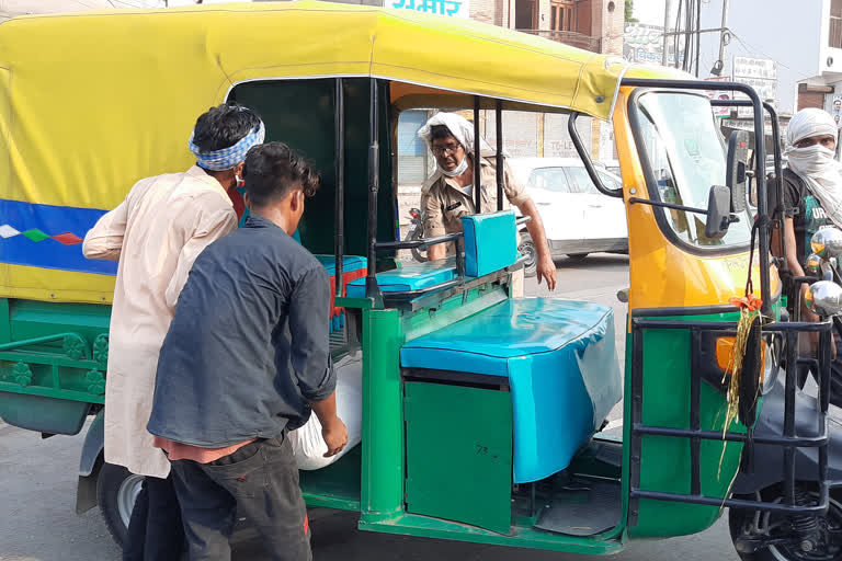 high speed car collide man and he died at muradnagar bus stand