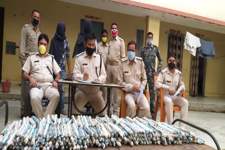 Explosives recovered during vehicle checking in koderma, Two people arrested with explosives in koderma , Explosives recovered during vehicle checking in koderma, कोडरमा में भारी मात्रा में विस्फोटक बरामद, विस्फोटक के साथ दो लोग गिरफ्तार, कोडरमा में वाहन चेकिंग के दौरान विस्फोटक बरामद