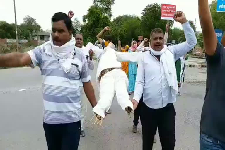 pti teachers burnt effigy of sports minister sandeep singh in rewari