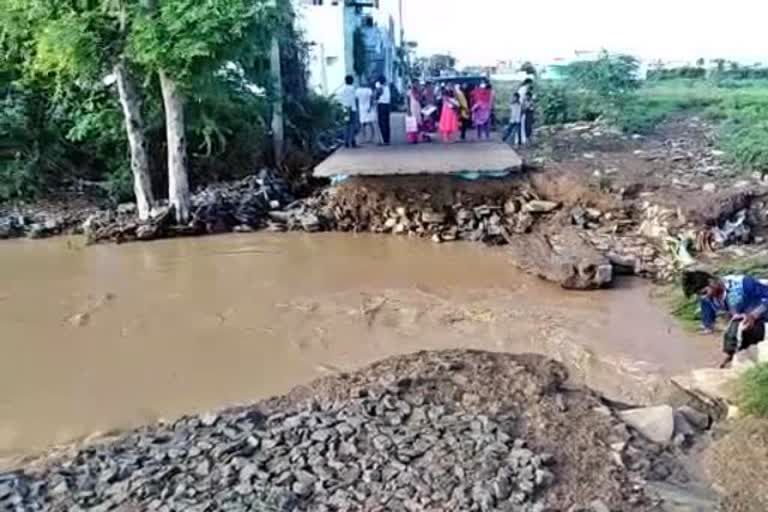 ಮಳೆಗೆ ಕೊಚ್ಚಿಹೋದ ಮೇಲ್ಸೇತುವೆ