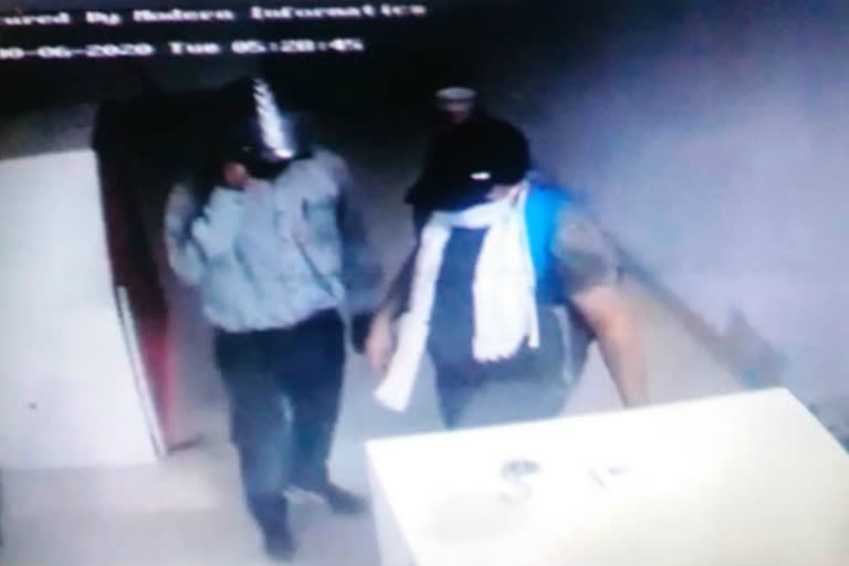 two thieves tried to theft atm in gurugram