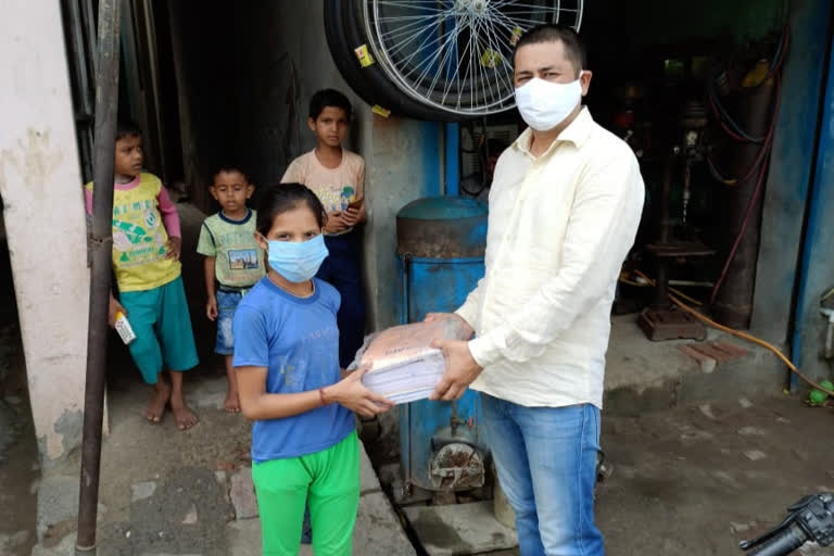 Teachers distributed books to students in gannaur during lockdown