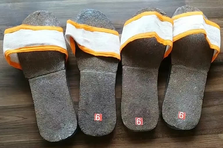 kolhapur slippers news  kolhapur dung slippers news  kolhapur dung slippers  kolhapuri slippers  कोल्हापुरी चपला  कोल्हापुरी शेणाच्या चपला  कोल्हापुरी चपला न्यूज  कोल्हापूर लेटेस्ट न्यूज  शेणाच्या चपला बनवणारी कंपनी कोल्हापूर