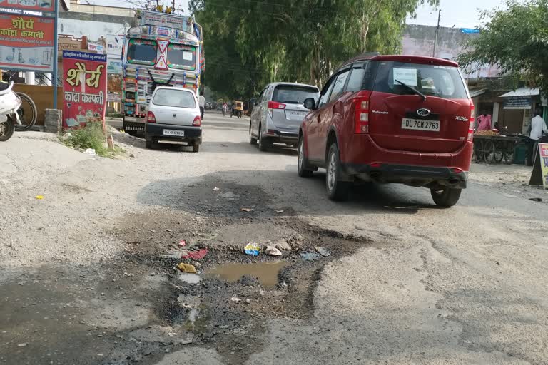 सड़कें हुई क्षतिग्रस्त