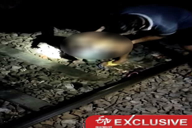 Mother and 2 daughter cut off from train in Mandavali