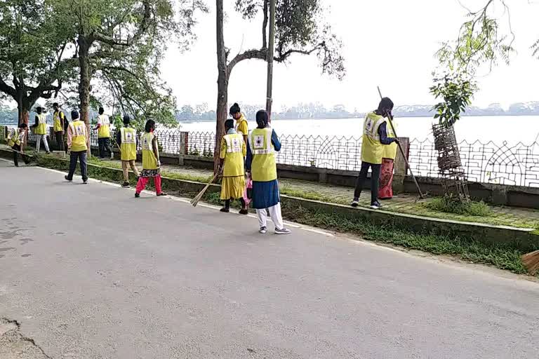 ঐতিহাসিক শিৱসাগৰ পুখুৰী পাৰ পৰিষ্কাৰ কৰিলে এটা বিভাগে