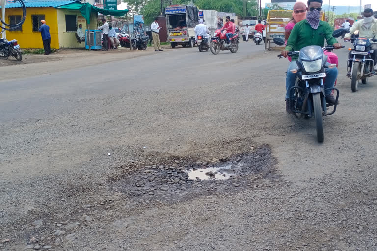 Pits on Pune-Indore state highway