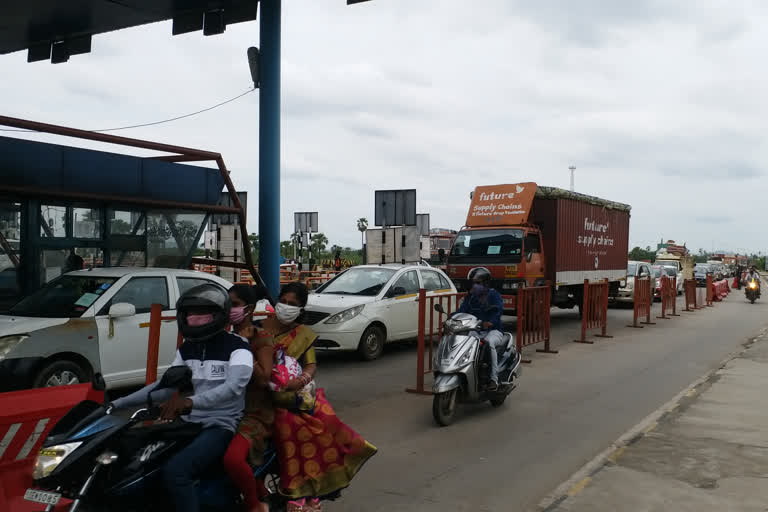 vehicles heavy rush at pantangi toll gate in nalgonda