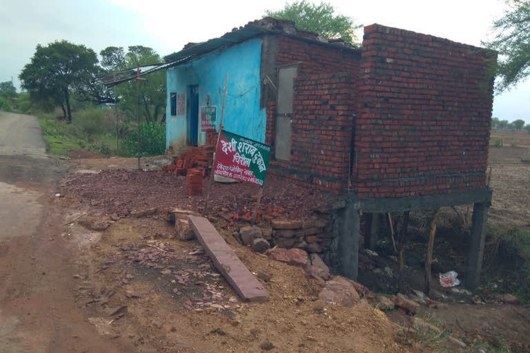 villagers complains administration regarding running of liqiour shop by illegal encroachment on government drain in damoh