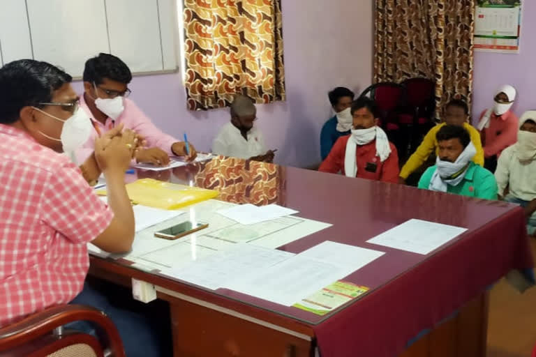 farmers agitation at office of the Superintendent of Agriculture in hingoli