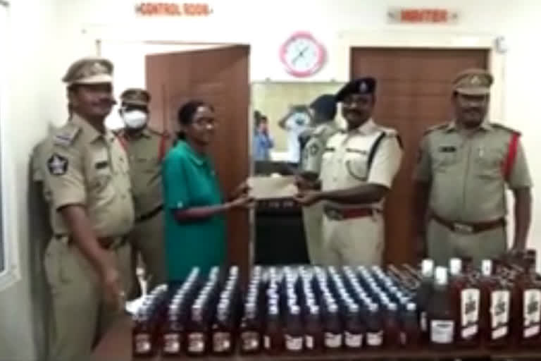 police catched illegal liquor