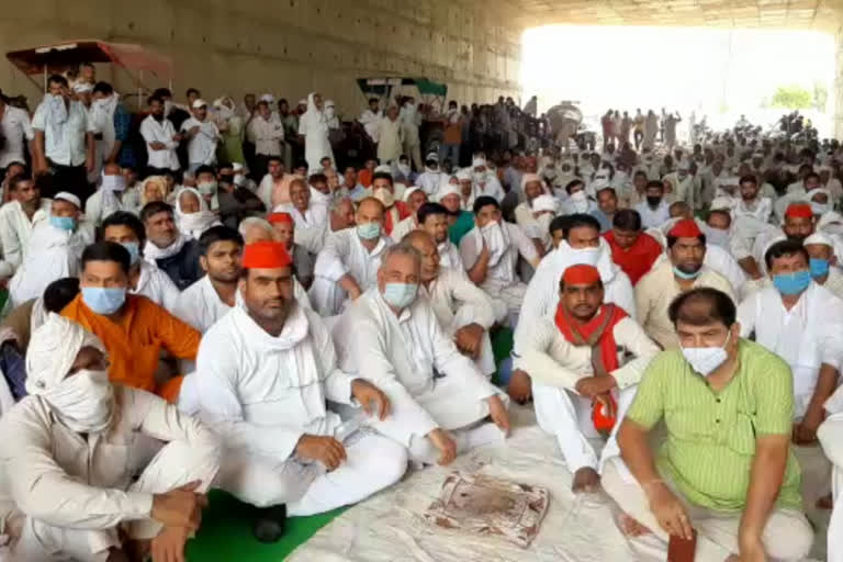 Farmers protest at Delhi Meerut Expressway regarding their issues