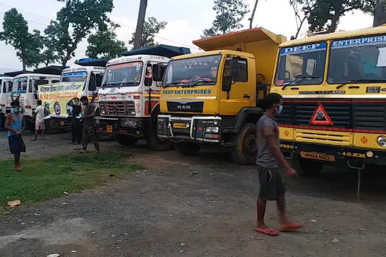 Resentment among Hiwa and tipper owners due to new government policy in Jamshedpur