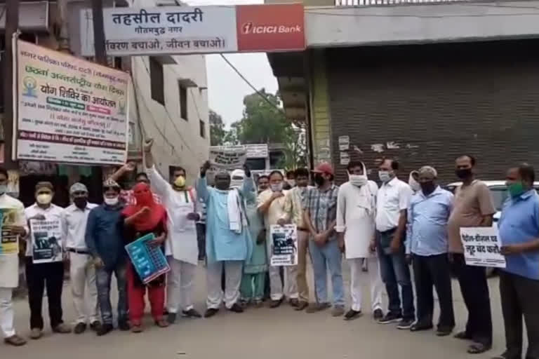 Congress workers protest at Dadri Tehsil office in Greater Noida