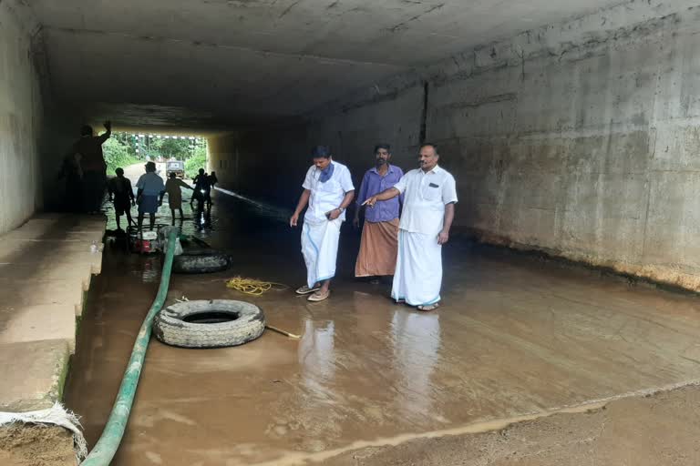 Kuttur railway line was drained  കുറ്റൂർ റെയിൽവേ അടിപ്പാതയിലെ വെളളം വറ്റിച്ചു  കുറ്റൂർ റെയിൽവേ