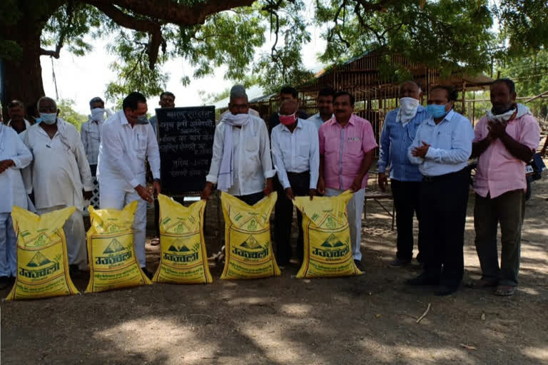 Distribute fertilizer to 16,000 farmers in Jalgaon district