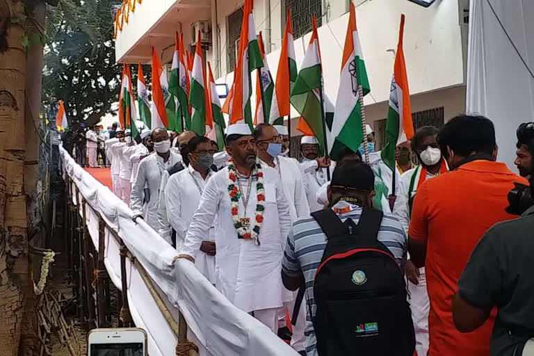 KPCC President DK Shivakumar without mask in Event