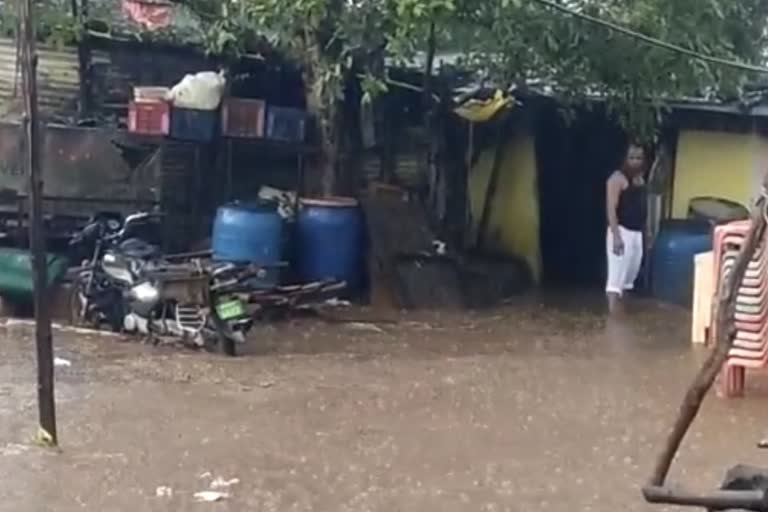 heavy rain kinvat taluka nanded, rain cames in house in shivni village