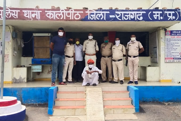 Kalipith police station area police arrested the absconding accused for 17 years