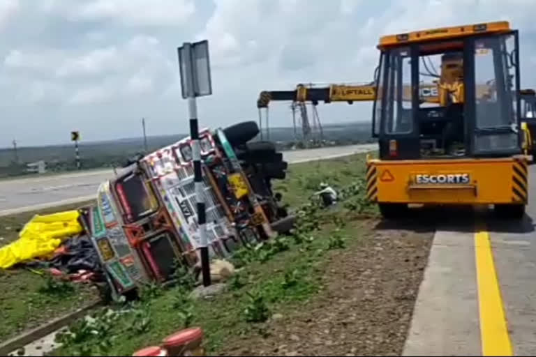 Truck overturns uncontrolled on Agra-Mumbai highway