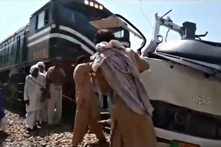 29 killed as train hits Sikh pilgrims bus in Pakistan