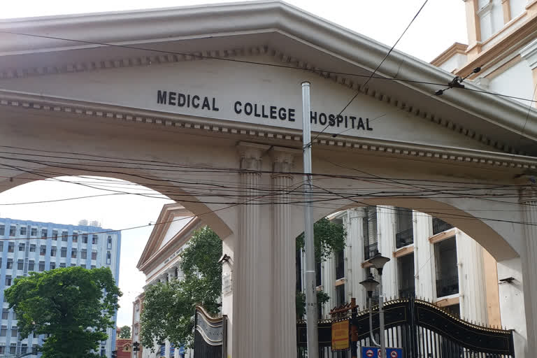 Two health officers are surrounded by medical college protesters