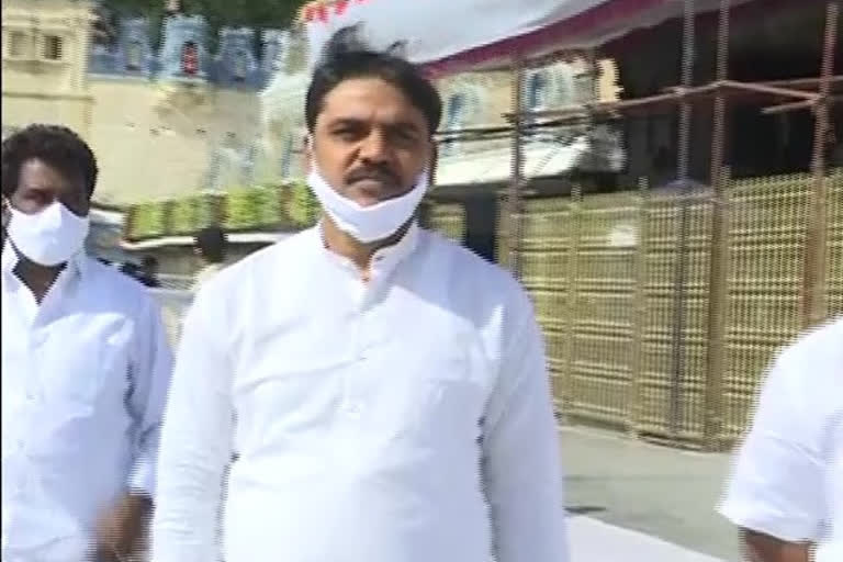 bjp leader vishnuvardhan reddy visits tirumala for balaji darshan