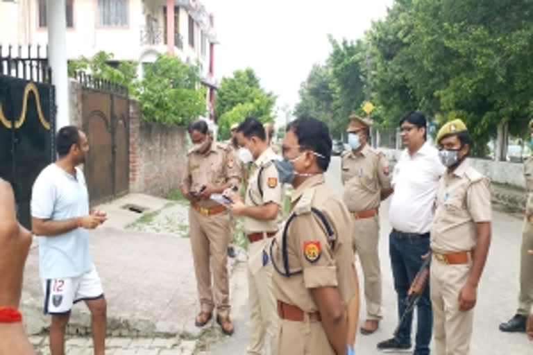 UP police raid Vikas Dubey kin's house