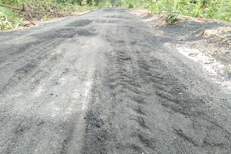 bhamragad road construction news  bhamragad latest news  bhamragad gadchiroli news  भामरागड निकृष्ट रस्ता बांधकाम न्यूज  भामरागड लेटेस्ट न्यूज  भामरागड गडचिरोली न्यूज