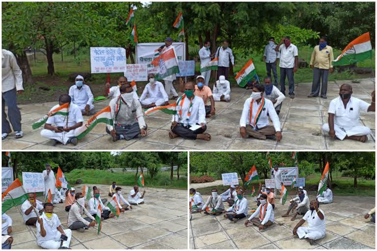 Congress protests against petrol-diesel price hike in Yeola