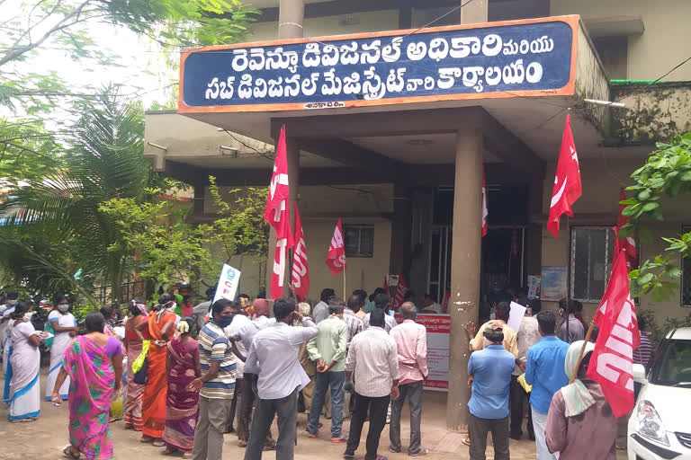 visakha dst citu dharna  about workers salaries