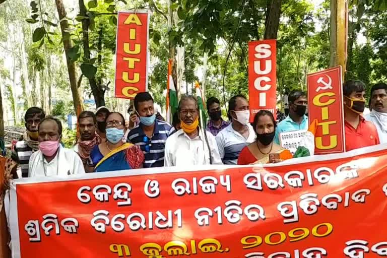 workers-union-protests-in-front-of-the-balasore-district-magistrates-office