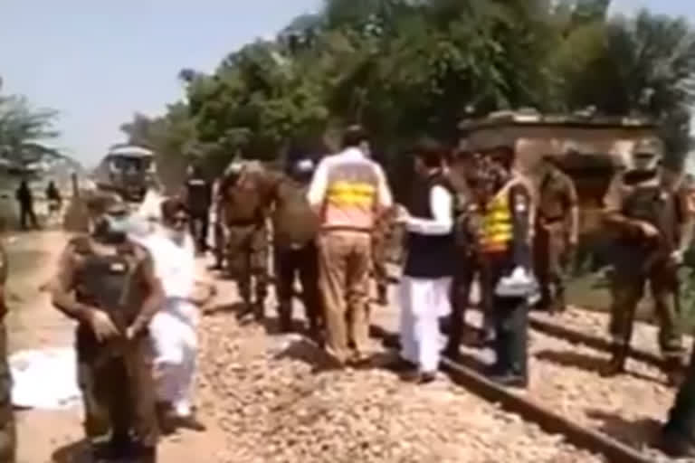 19 killed as train hits Sikh pilgrims bus in Pakistan