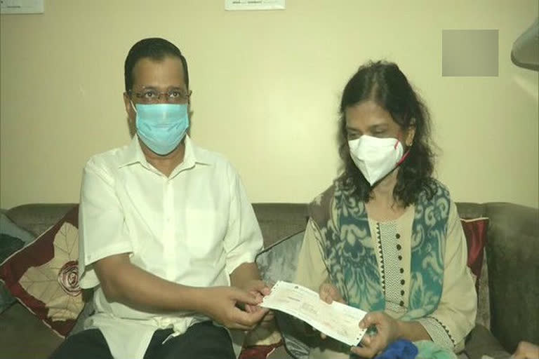 Kejriwal hands over Rs 1 cr cheque